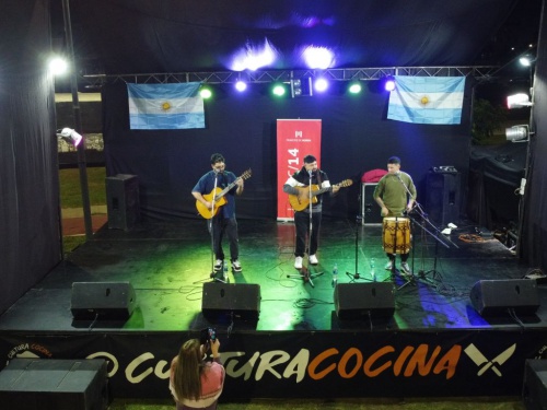 Cultura Cocina celebró el 25 de Mayo en la plaza del Barrio Seré