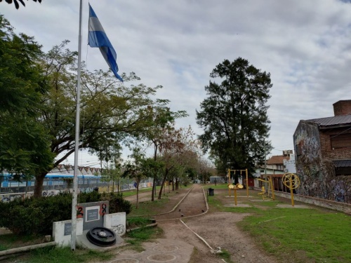 Conocé la historia de Los Pinos de Dante en la plaza Cumelén