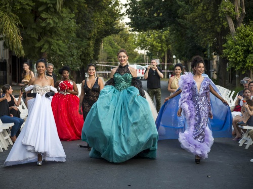 El desfile Vivir Mujer reunió a más de 60 modelos