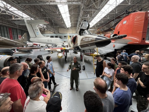 El Museo Nacional de Aeron&aacute;utica record&oacute; la Guerra de Malvinas con una visita guiada especial