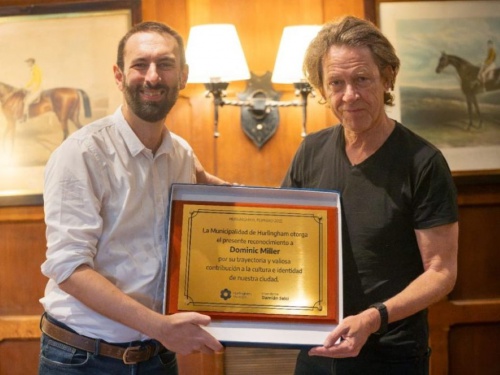 Homenajearon al guitarrista de Sting en su Hurlingham natal