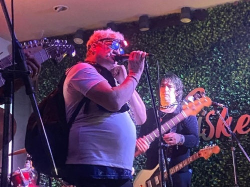 Pity Alvarez toc&oacute; de sorpresa en un bar de Castelar