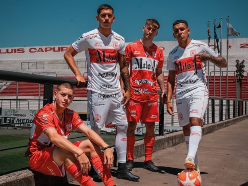 El Deportivo Morón presentó su nueva camiseta con Milo J
