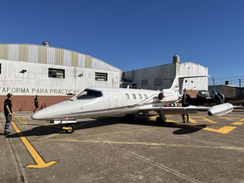 Expo Newbery 2025: Aviones al por mayor en el patio de la escuela