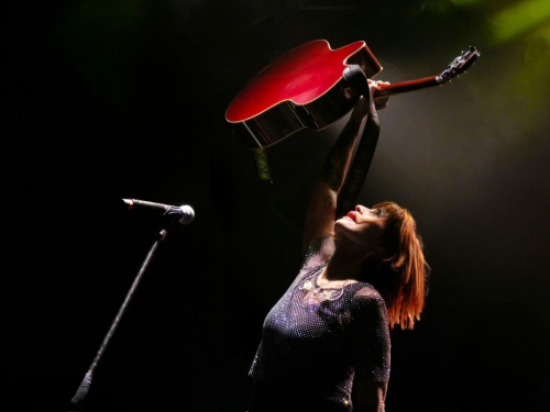 Fabiana Cantilo hizo delirar al Teatro Gran Ituzaingó