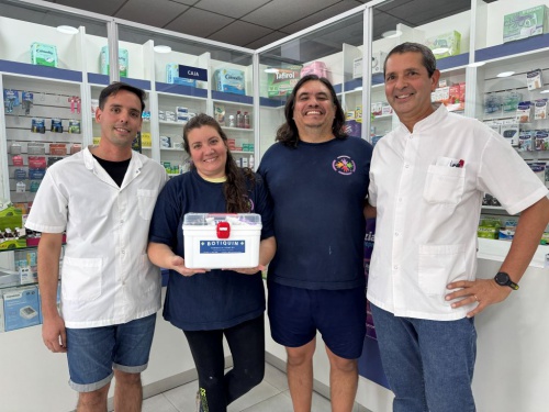 Farmacia Romero don&oacute; un botiqu&iacute;n de primeros auxilios a la Escuela 75