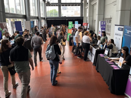 Más de 30 empresas y 3000 estudiantes participaron de la Feria de Empresas de la UM