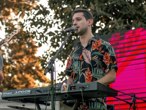 Músico de Castelar la rompe en Irlanda tocando cumbia en la calle