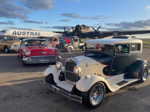 Morón vivió una fiesta Hot Rod entre autos clásicos y aviones históricos