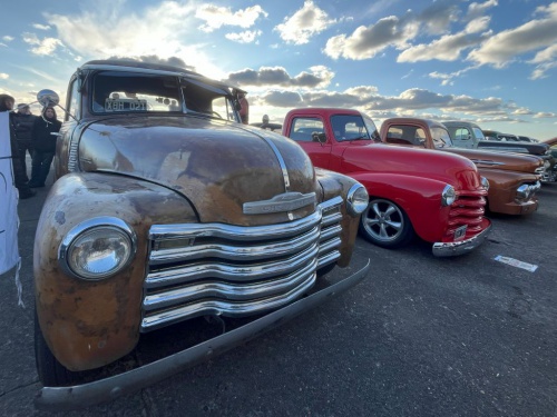 Morón vivió una fiesta Hot Rod entre autos clásicos y aviones históricos