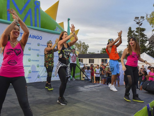 Jesica Cirio bailó zumba en La Torcaza de Ituzaingó