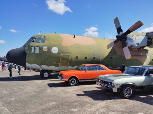 Autos clásicos y aviones históricos se encontraron en Morón