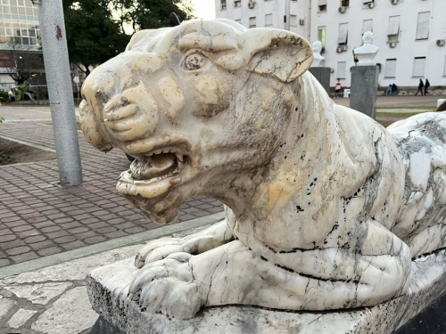 Conocé la historia de Elsa y Lucía, las guardianas de piedra que custodian la plaza San Martín