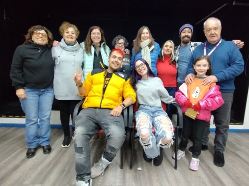 Lyna Vallejos firmó autógrafos con sus fans en la Biblioteca de Castelar