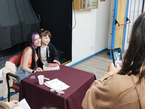 Furor en Castelar por la visita de Lyna a la Biblioteca 9 de Julio