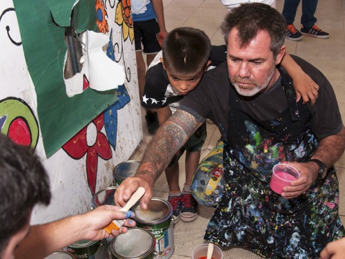 Milo Lockett realizó un mural junto a los chicos de El Palomar