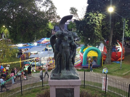 Conoc&eacute; la historia oculta de la Plaza Alsina y su monumento a la Independencia