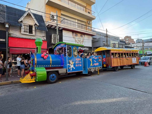 &iexcl;Felices Fiestas! El trencito de Navidad recorri&oacute; el centro de Castelar