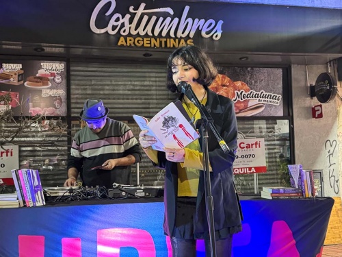 Fiest&oacute;n cultural en Castelar: la peatonal Timb&uacute;es celebr&oacute; el D&iacute;a del Libro con artistas en vivo