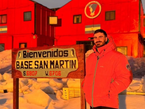 El primer argentino en graduarse en la Antártida es de Hurlingham