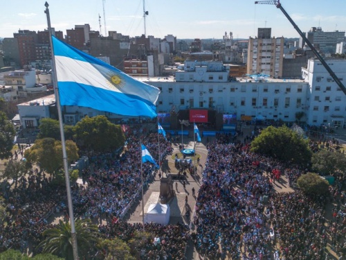 Morón celebró el Día de la Bandera con una masiva promesa estudiantil