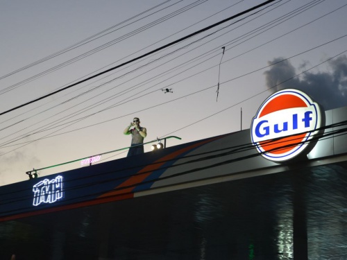 Rei hizo delirar a la zona oeste desde el techo de una estación de servicio