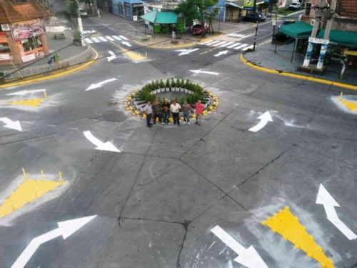 Construyen una rotonda en Las 5 Esquinas de Ituzaingó