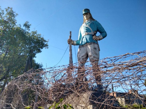 Un soldado francés custodia la vieja ruta 7 en Moreno