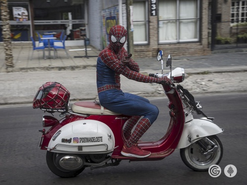 Spiderman del Oeste: “Soy el loco de la motito que saca sonrisas” 