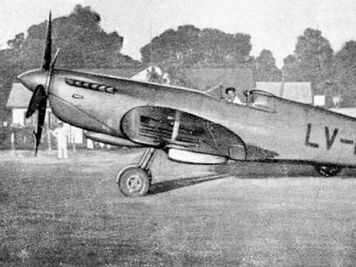 Un avión caza inglés de la Segunda Guerra en la Base de Morón