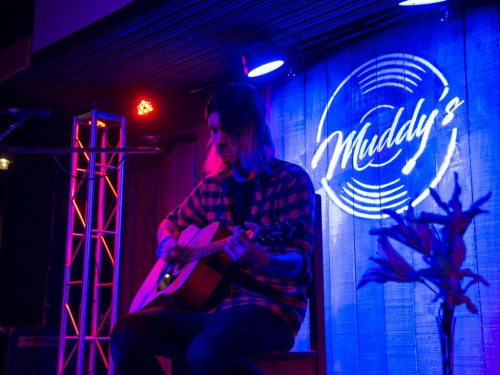 Muddy's presentó a Eze Supersonic y su homenaje a Nirvana