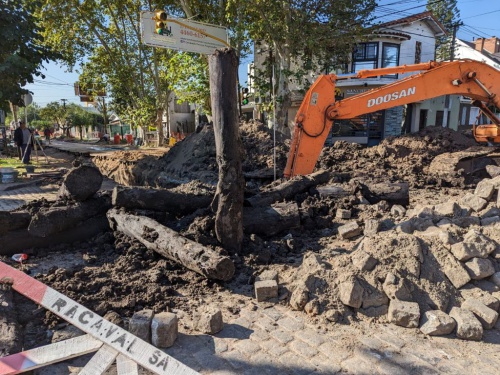  Encontraron un antiguo puente de troncos debajo de una calle en Haedo