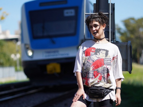 Cantante del Tren Sarmiento lanzó su primer disco con el productor de Nicki Nicole, Duki y Bizarrap 