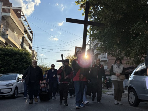 Vía Crucis en Castelar Sur: vecinos acompañaron la peregrinación de Semana Santa