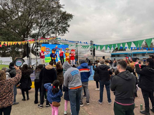 El Viva Fest llenó de color, música y sabores la Plaza del Vagón