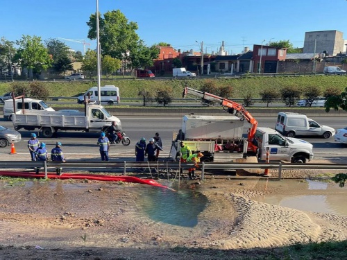 ¿No hay agua? Aysa está reparado un caño en el Acceso Oeste y puede haber poca presión