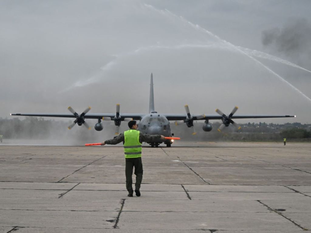 El inicio del bautismo realizado al nuevo avión en la base de El Palomar. 
Fuente: Ministerio de Defensa