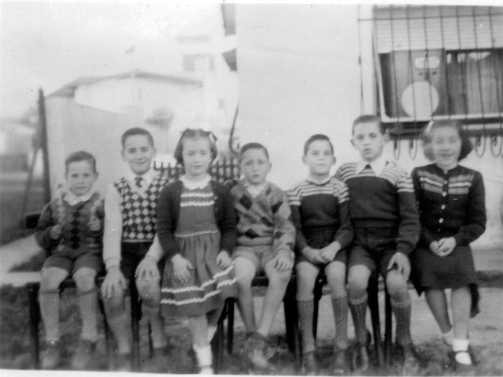 Francia esq. Pergamino. Izq. a derecha Roberto (cachito) y Juan C. Michelena (Titi), Juan C. Gomis, y Arnaldo y Antonio Molieri.1952