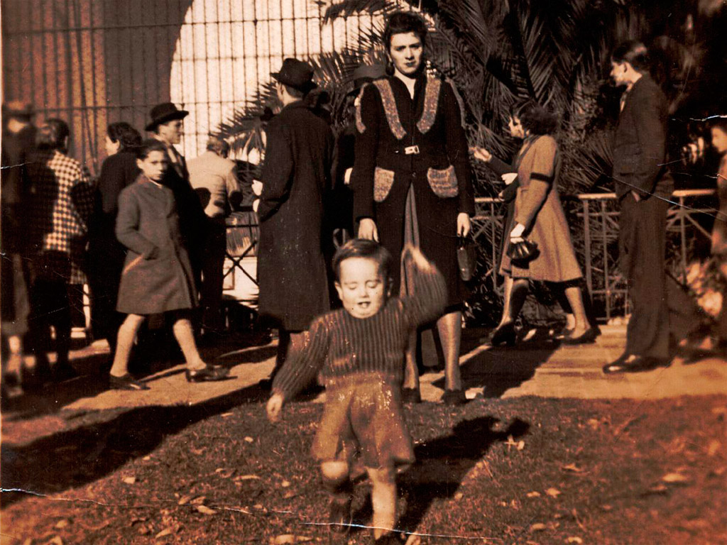 Rosario Garcí­a (mi mamá) y Juan C. Michelena, mi hermano. Zoológico. 1942