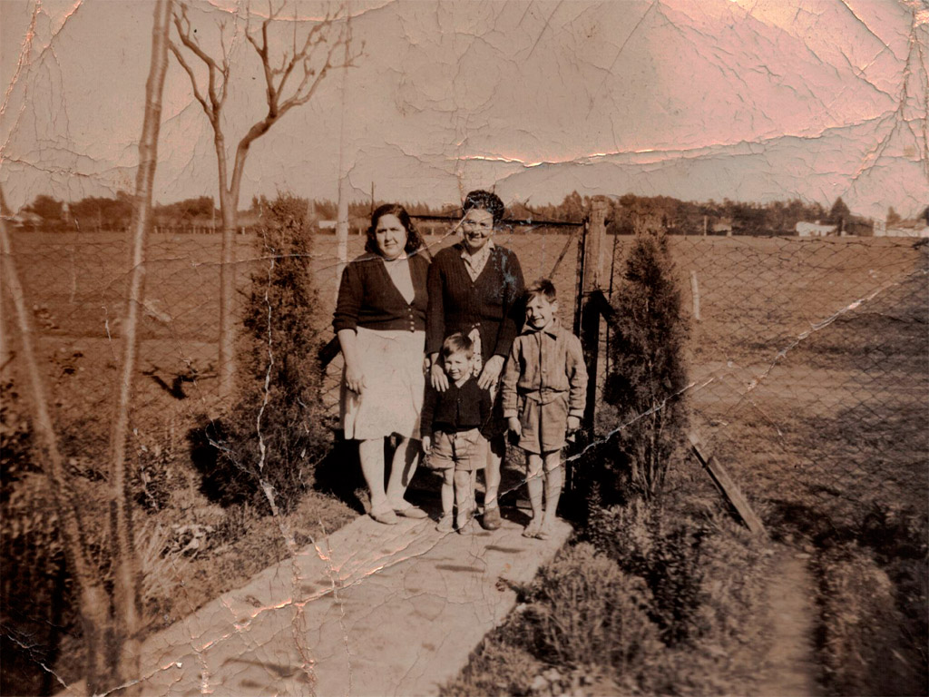 Arrecifes esq. Francia. Vecian, Rosario Garcí­a (mi mamá), yo (R. Michelena, cachito) y mi hermano Juan C. Michelena. 1949