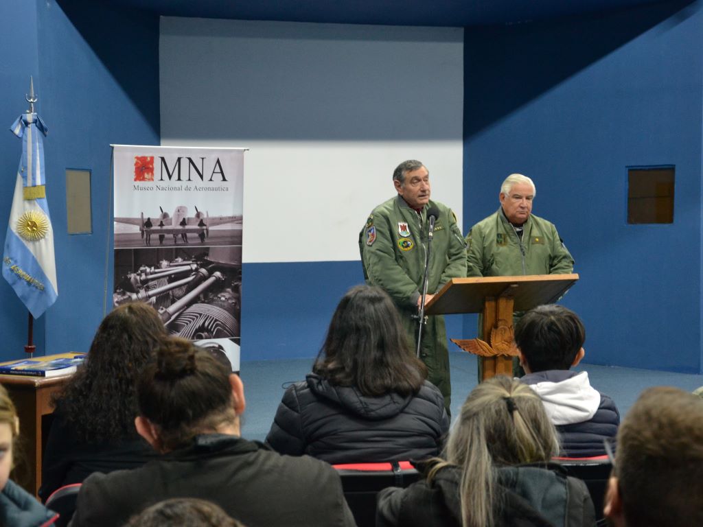 Brigadier General (R) VGM Mario Callejo y del Comodoro Mayor (R) VGM Alejandro Vergara.