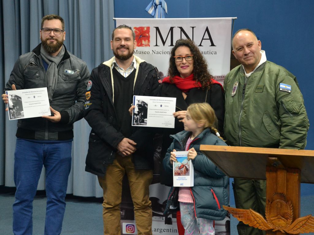 La familia de Exequiel Martínez recibiendo el reconocimiento por parte del MNA a su obra. 