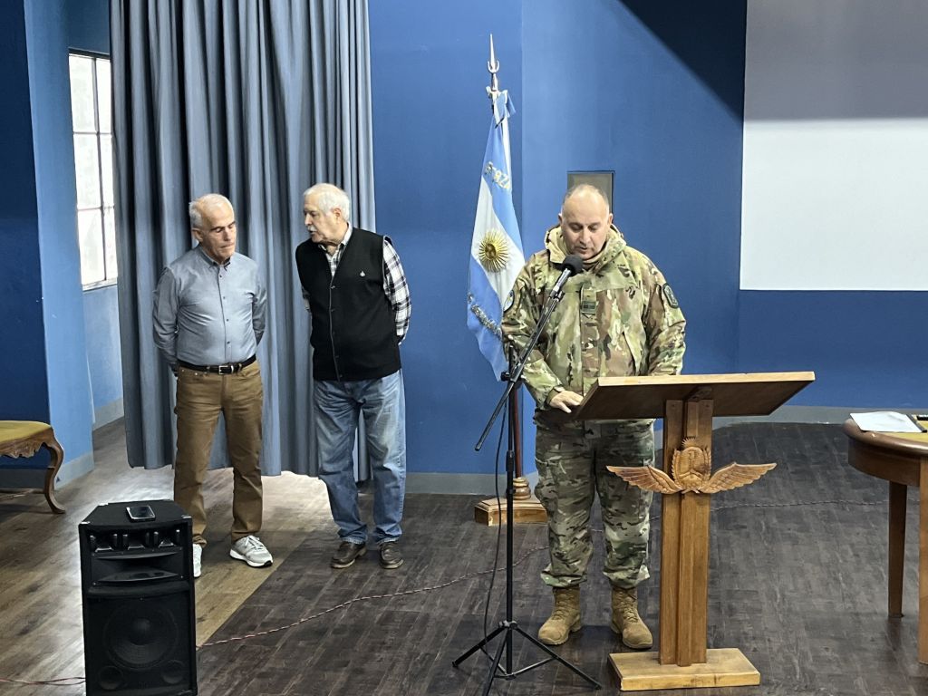 suboficial mayor VGM (R) Adolfo Rosso,el técnico civil Víctor Martínez y el Jefe del Departamento Investigaciones Históricas del MNA, SM (R) Walter Bentancor. 