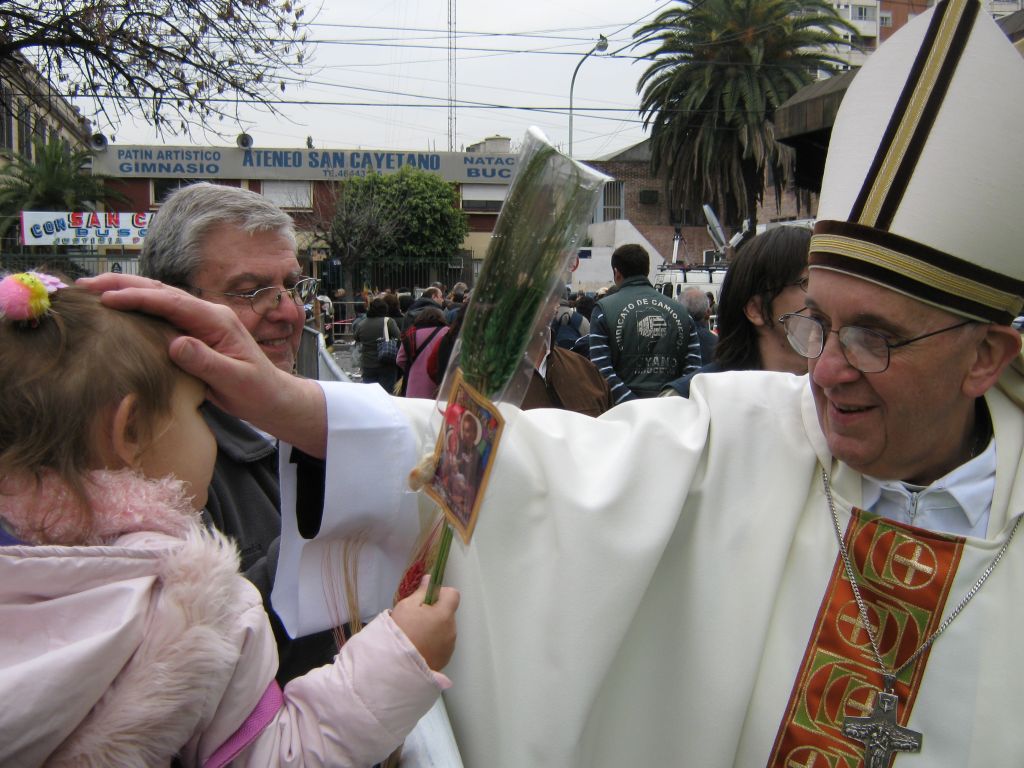 Jorge Bergoglio cuando aún era Arzobispo de Buenos Aires durante el Día de San Cayetano de 2009. 
Foto: Leandro Fernández Vivas. 