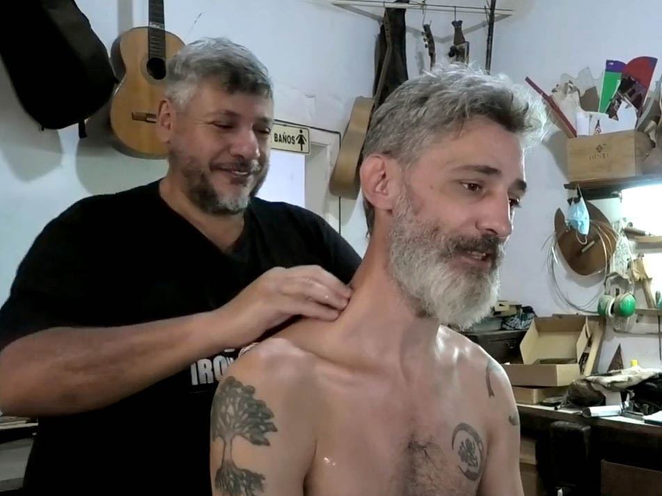 David Gabriel de Ironhand masajes entrevista a Pipo Nazaro, músico y luthier de Castelar. 
