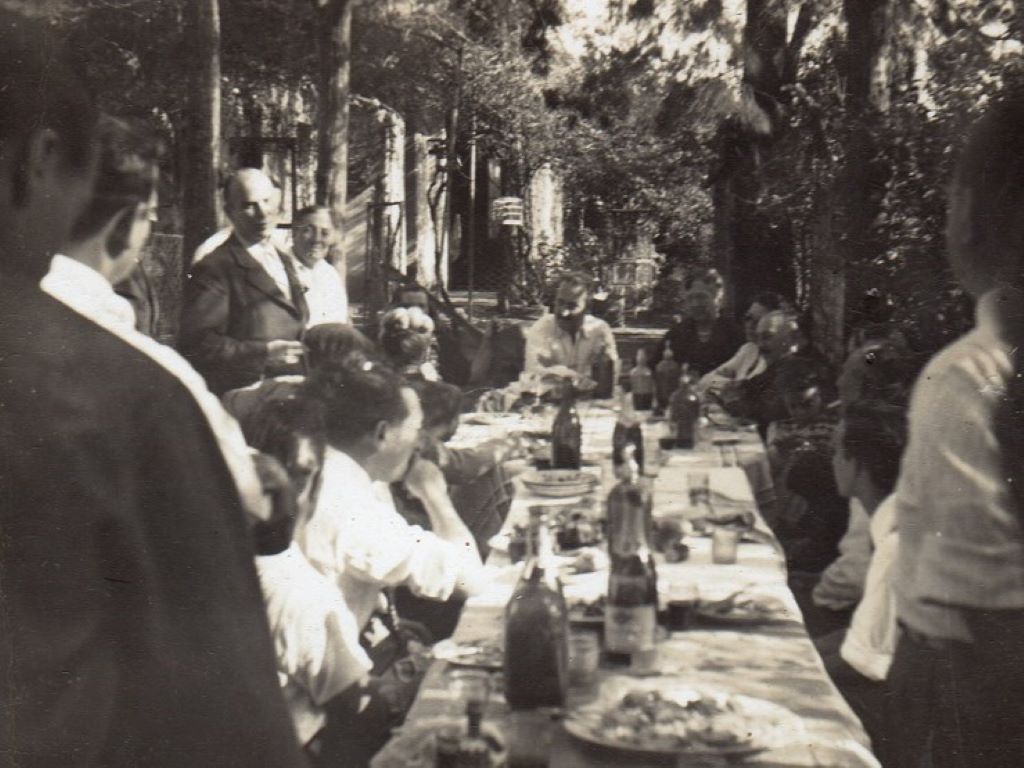 Asado en el que se dio forma al proyecto de creación del colegio. Fuente: Instituto y Archivo Histórico de Morón.  