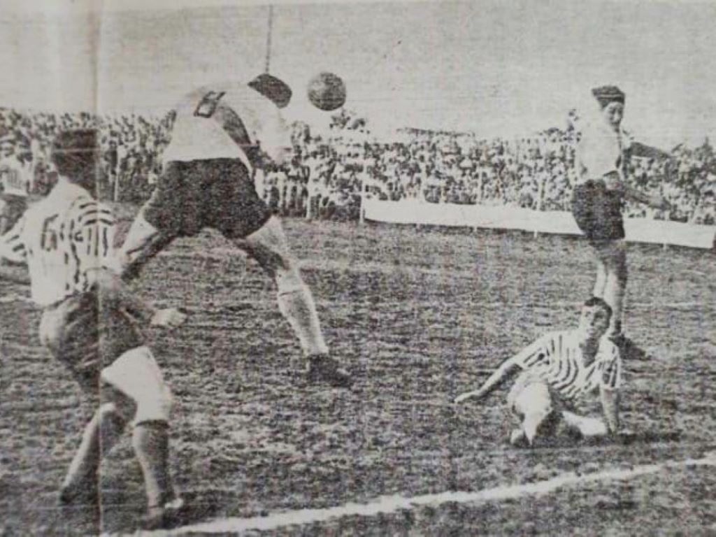 Orlando Spagnuolo capturado por la cámara en uno de sus goles. 