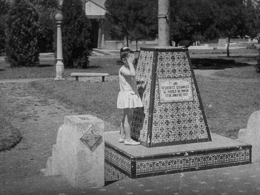 Silvia Fuentes en la Plaza de los Españoles,  Noviembre de 1968. La foto fue tomada por su papa Hugo A. Fuentes. La base del mástil o asta de la Bandera esta recubierta de mayólicas traí­das directamente de España.