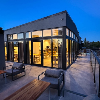 4&deg; Piso: restaurante con terraza y vista panor&aacute;mica en Parque Leloir