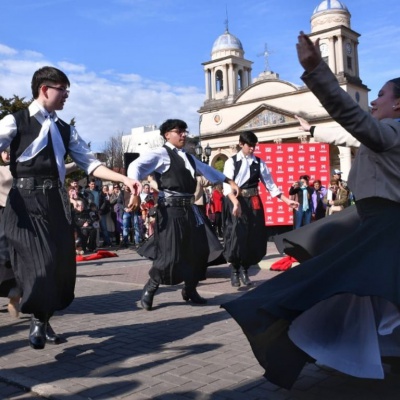 Morón celebró el Día de la Independencia con música, danzas y tradición en Plaza San Martín